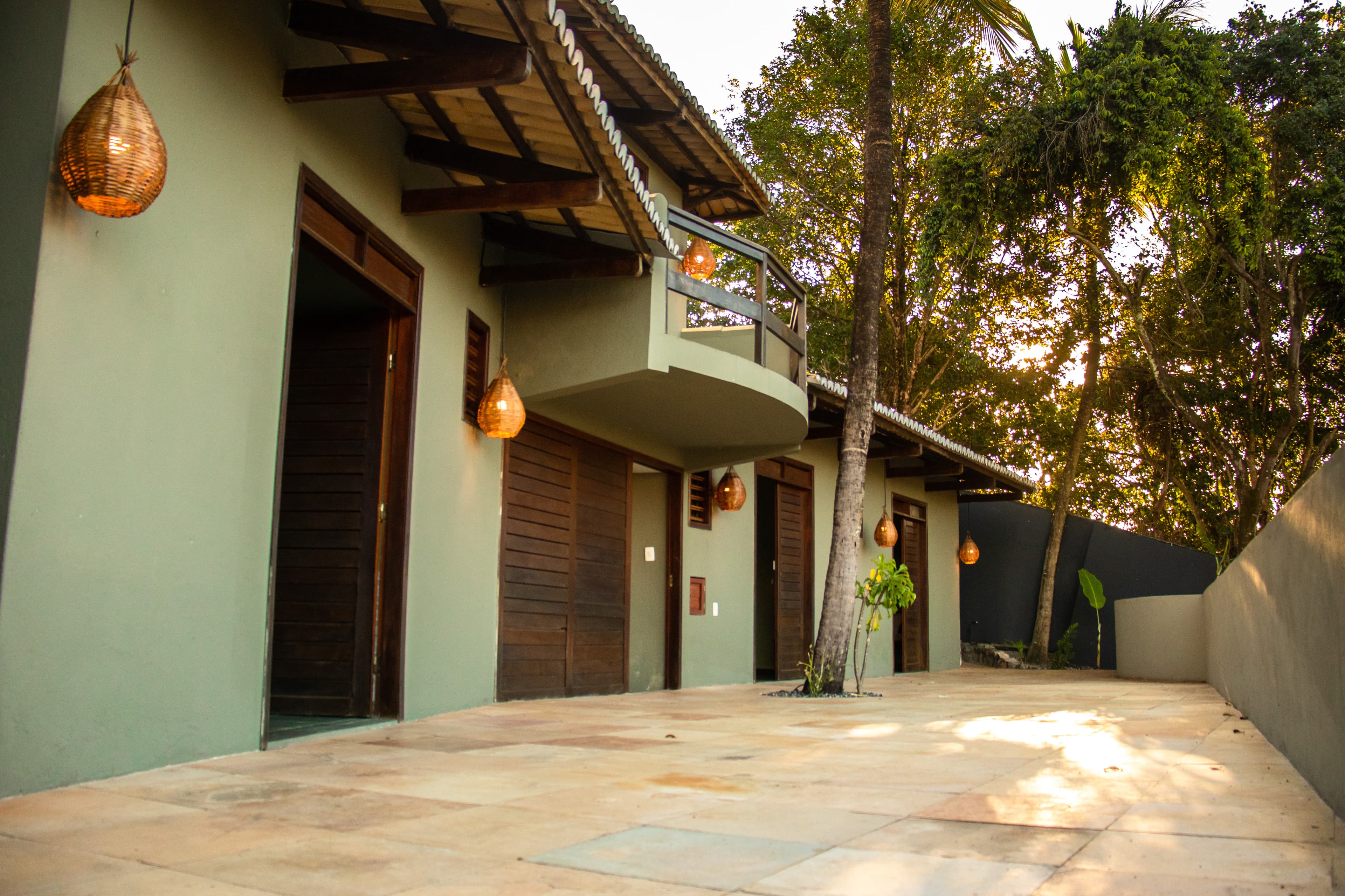 Fachada dos quartos ao entardecer